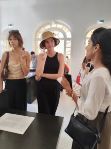 international students visiting Carnavalet Paris