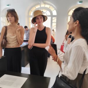 international students visiting Carnavalet Paris